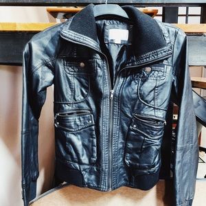 ❤️Black faux leather jacket size small ❤️